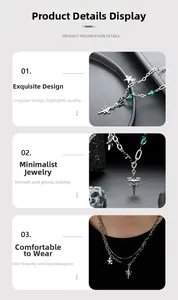 Gros plan de colliers superposés en titane argenté avec pendentifs étoile et planète
