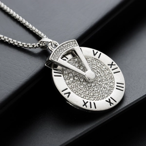Collier argenté avec pendentif cadran à chiffres romains incrusté de cristaux brillants