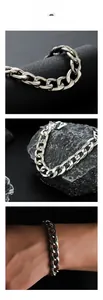 Détail macro et vue au poignet d'un bracelet gourmette argenté épais de style hip-hop