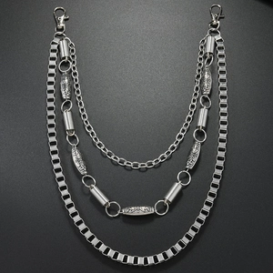 Detailaufnahme einer dreilagigen silbernen Metall-Hüftkette mit diversen Kettengliedern