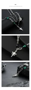 Détail du collier étoile du nord argenté avec perles facettées vertes et perles noires