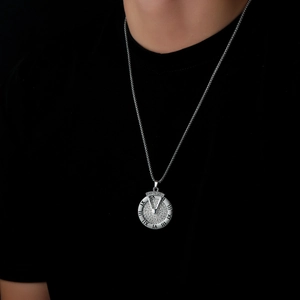 Collier avec pendentif disque à chiffres romains argentés et finition mate pour homme