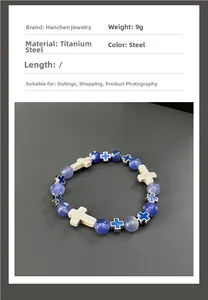 Détail macro du bracelet croix en acier titane avec perles bleues et info poids 9g