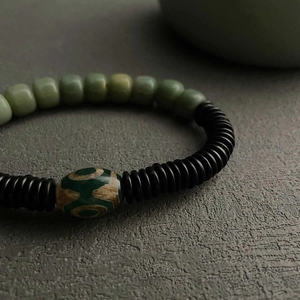 Bracciale in semi di Bodhi verdi con perla Dzi su pietra, accessorio hip-hop minimalista