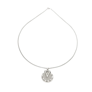 Collier en argent avec pendentif chiffres romains et cadran serti de cristaux brillants