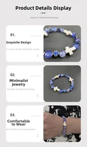 Vue détaillée du bracelet de perles bleues avec perles de croix en marbre et émail