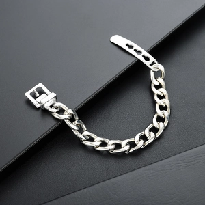 Bracelet chaîne en métal argenté avec un fermoir réglable poli en forme de boucle de ceinture