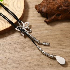 Sautoir rétro avec pendentifs fleur et poisson et breloque goutte d'eau élégante