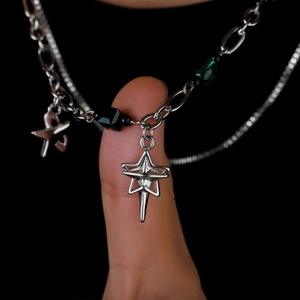 Collier en acier titane argenté avec pendentifs étoile et perles de style industriel