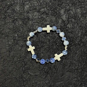 Bracelet en perles de croix avec boules marbrées bleues et pendentifs de croix