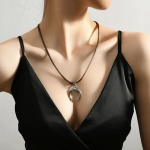 Collier Pendentif Croissant de Lune Tribale Vintage pour Hommes Femmes Ethnique Boho Cordon en Cuir de Vache Tressé Bijoux