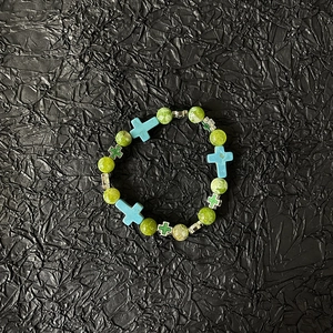 Bracelet croix avec perles en agate verte et pierres de turquoise bleue sur fond noir