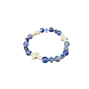 Bracelet en perles bleues avec breloques croix blanches et détails métalliques