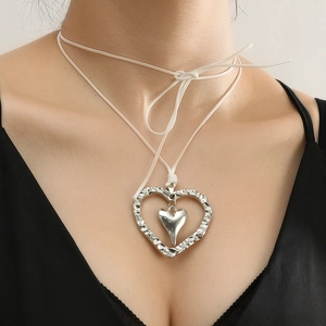 Collier Pendentif Double Coeur en Alliage Vintage Texture Martelée Cordon Blanc Réglable Chaîne de Pull Longue Argentée Bijoux Femme