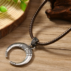 Collier avec pendentif lune en métal argenté de style rétro et cordon marron tressé