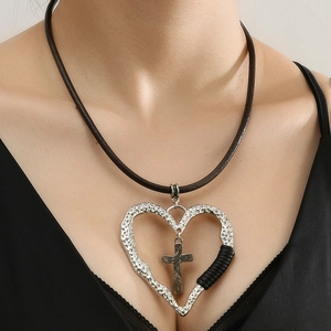 Collier Pendentif Croix Coeur en Cuir de Vache Vintage Argent Antique Alliage Martelé Bohème Punk Bijoux de Mode