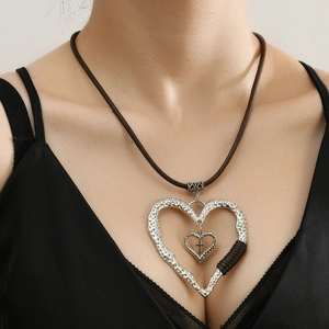 Collier Pendentif Cœur Vintage Pour Femmes Hommes Cordon en Cuir Rétro Design Croix Alliage Martelée Bijoux Bohémiens