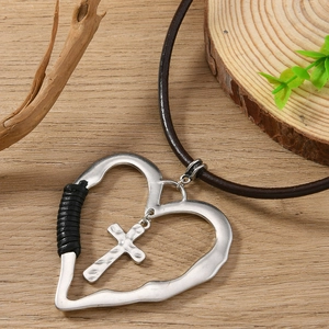 Collier rétro avec pendentif cœur ajouré, croix et cordon en cuir sur fond en bois