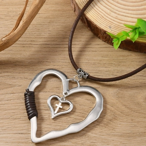 Collier rétro en cuir avec pendentif cœur superposé et croix dans un style rustique