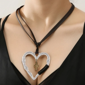 Collier Pendentif Cœur Croix Vintage en Alliage de Zinc Martelé Cuir Artificiel Chaîne Corde Longue Ajustable Bijoux Bohème Femme