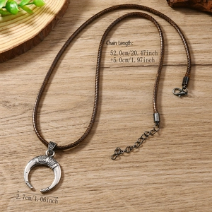 Collier en cordon de cire rétro avec pendentif corne sur fond de bois rustique