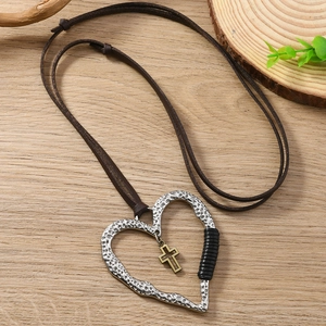 Collier vintage avec pendentif cœur argenté et croix en bronze sur cordon cuir brun