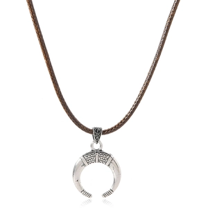 Collier rétro avec pendentif lune tribale, cordon tressé marron et détails gravés