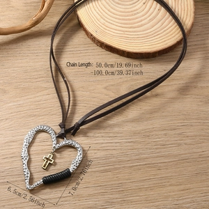 Collier vintage avec pendentif cœur et croix en argent martelé et cordon marron ajustable