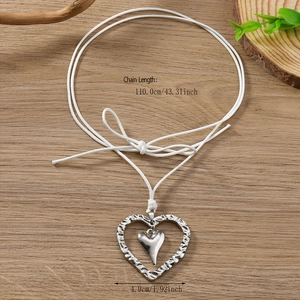 Pendentif double cœur argenté sur cordon blanc tressé avec finition martelée