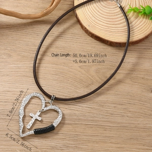 Collier rétro avec pendentif cœur et croix sur cordon en cuir brun et fond en bois clair
