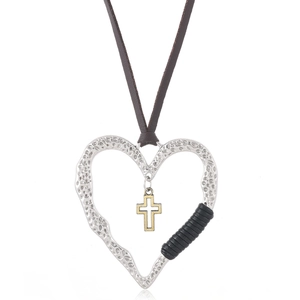 Collier rétro avec pendentif coeur martelé, croix dorée et cordon en cuir