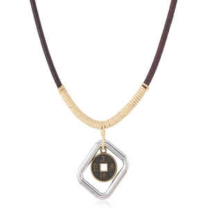 Collana vintage con ciondolo a moneta intrecciata Zhengde Tongbao su sfondo bianco neutro
