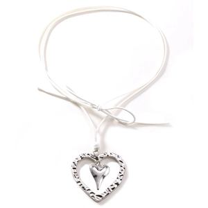 Collier double cœur argenté avec texture martelée et cordon blanc à nœud papillon