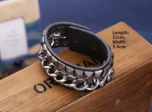 Punk-Lederarmband mit Pyramidennieten und Metallkette, Maße 22 cm x 3,8 cm im Detail