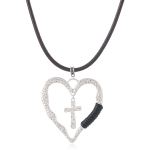 Collier rétro avec cœur martelé, pendentif croix et cordon en cuir marron pour femme