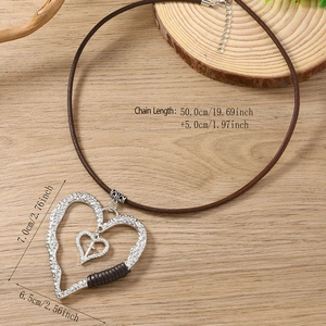 Collier rétro à pendentif cœur martelé sur cordon en cuir marron avec dimensions