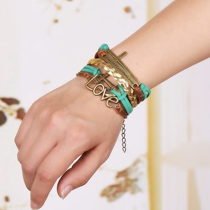 Bracciale bohémien multistrato con ciondoli LOVE e piastra metallica incisa