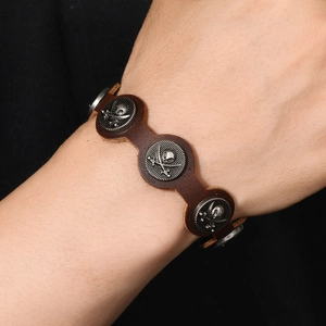Bracelet vintage punk en cuir avec breloques crâne en métal et sangles réglables