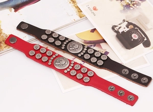 Vue détaillée de bracelets punk en cuir avec rivets runiques et emblème en métal
