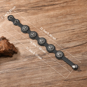 Bracelet rétro punk en cuir noir avec clous crâne de pirate et bouton pression réglable