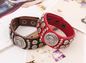 Détails de bracelets punk en cuir avec rivets de crâne et boutons de pression