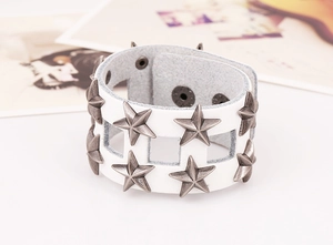 Macro di bracciale punk in pelle bianca con borchie a stella e design traforato