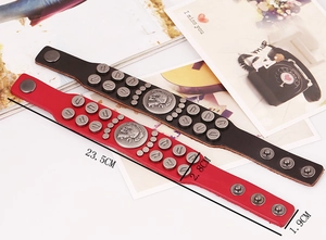 Détails macro de bracelets en cuir punk avec clous métalliques et motifs de crâne