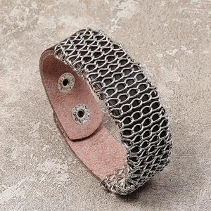 Bracciale da uomo in pelle marrone con cotta di maglia argento e bottoni a pressione