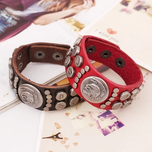 Bracelet large en cuir style punk avec rivets et breloque tête de mort rouge et marron