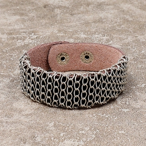 Bracciale multistrato in pelle marrone con catena d'argento e bottoni a scatto regolabili