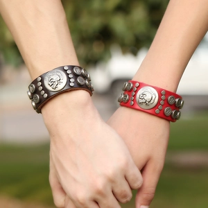 Bracelets punk en cuir avec rivets crâne et clous runiques en marron et rouge