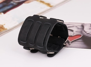 Detalle de pulsera punk ancha de cuero negro con anillos de conexión metálicos