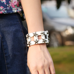 Bracciale largo in pelle bianca stile punk con borchie metalliche a forma di stella