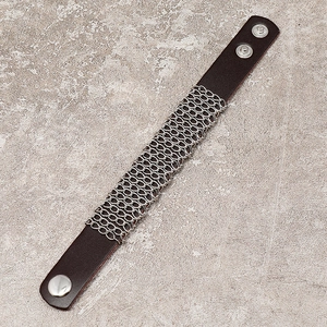 Bracciale in pelle marrone da uomo con maglia metallica e bottoni a pressione regolabili